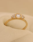 Kerstin 9011-1,6K 0,32ct Solitärring med sidostenar