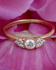 Kerstin 9011-1,6K 0,32ct Solitärring med sidostenar