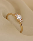 Petronella 9011-1,7 0,36ct Solitärring med sidostenar