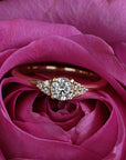 Petronella 9011-1,7 0,36ct Solitärring med sidostenar