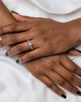 Love 13 - Smal hidden halo ring i platina - Dahlströms Guld