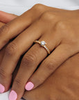 Love 14 - Smal hidden halo ring i rödguld - Dahlströms Guld