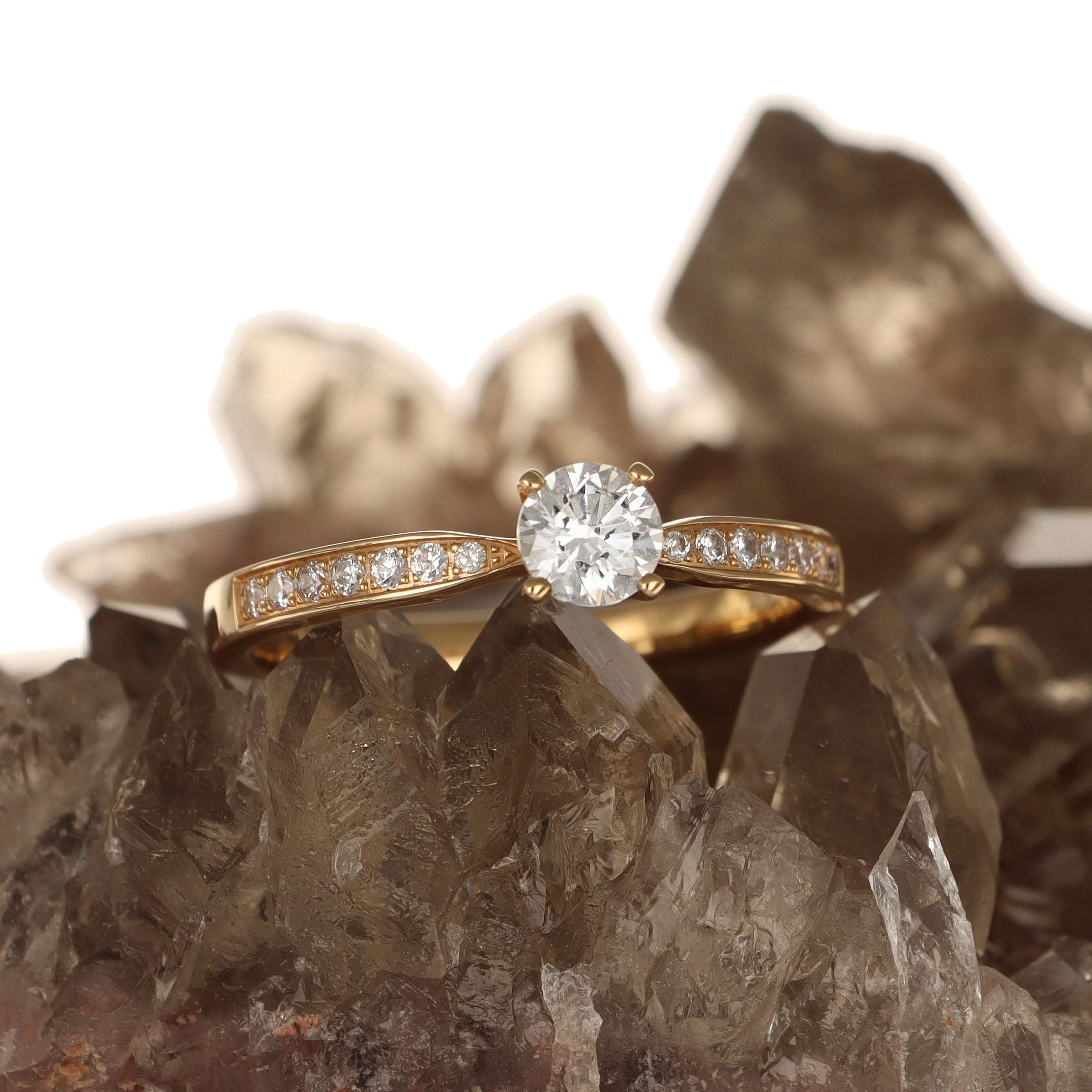 Fredrika15 2,2K 0,477ct Solitärring med sidostenar