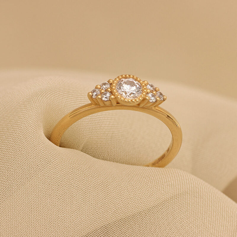 Kerstin 9011-1,6K 0,32ct Solitärring med sidostenar