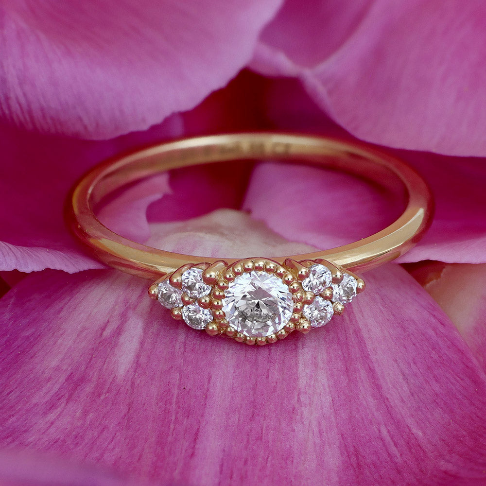 Kerstin 9011-1,6K 0,32ct Solitärring med sidostenar