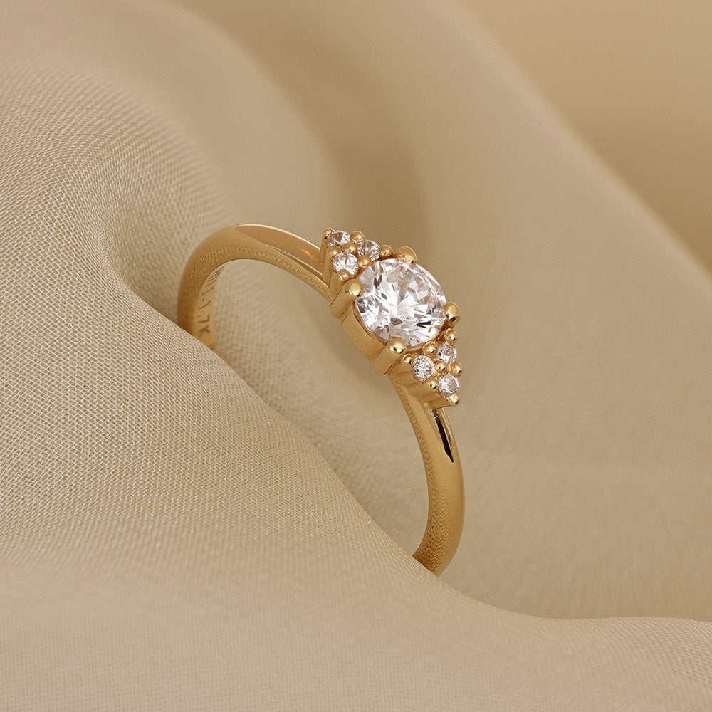 Petronella 9011-1,7 0,36ct Solitärring med sidostenar