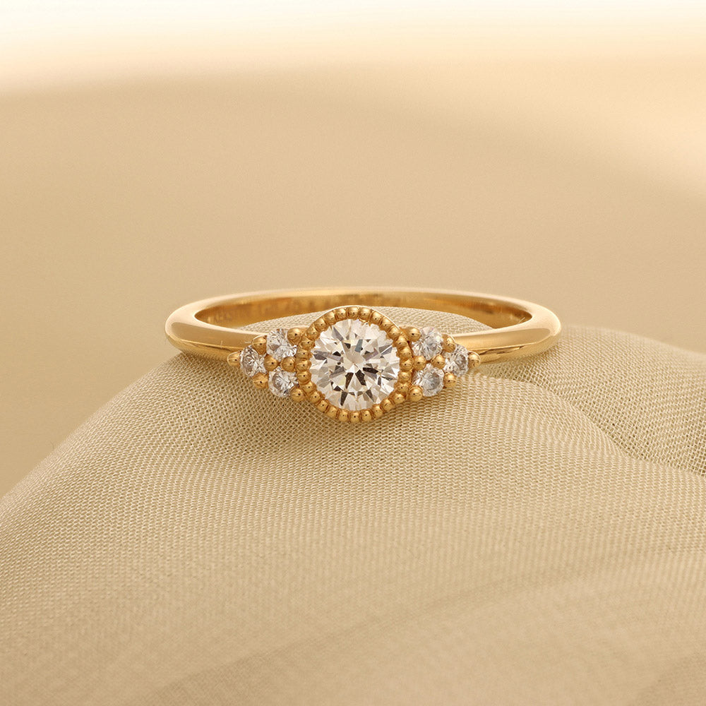 Kerstin 9011-1,6K 0,32ct Solitärring med sidostenar