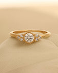 Kerstin 9011-1,6K 0,32ct Solitärring med sidostenar