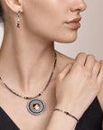 Halsband Amulet Small Crystals & Striped Onyx Grey Crystal 503510 1218 - Dahlströms Guld