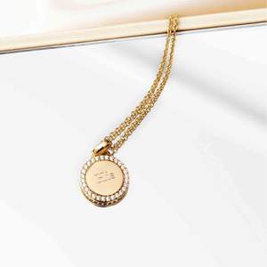 Halsband Follina 18K Guldpläterad Vita Zirkonia Sj P3780 Cz(Yg) - Dahlströms Guld