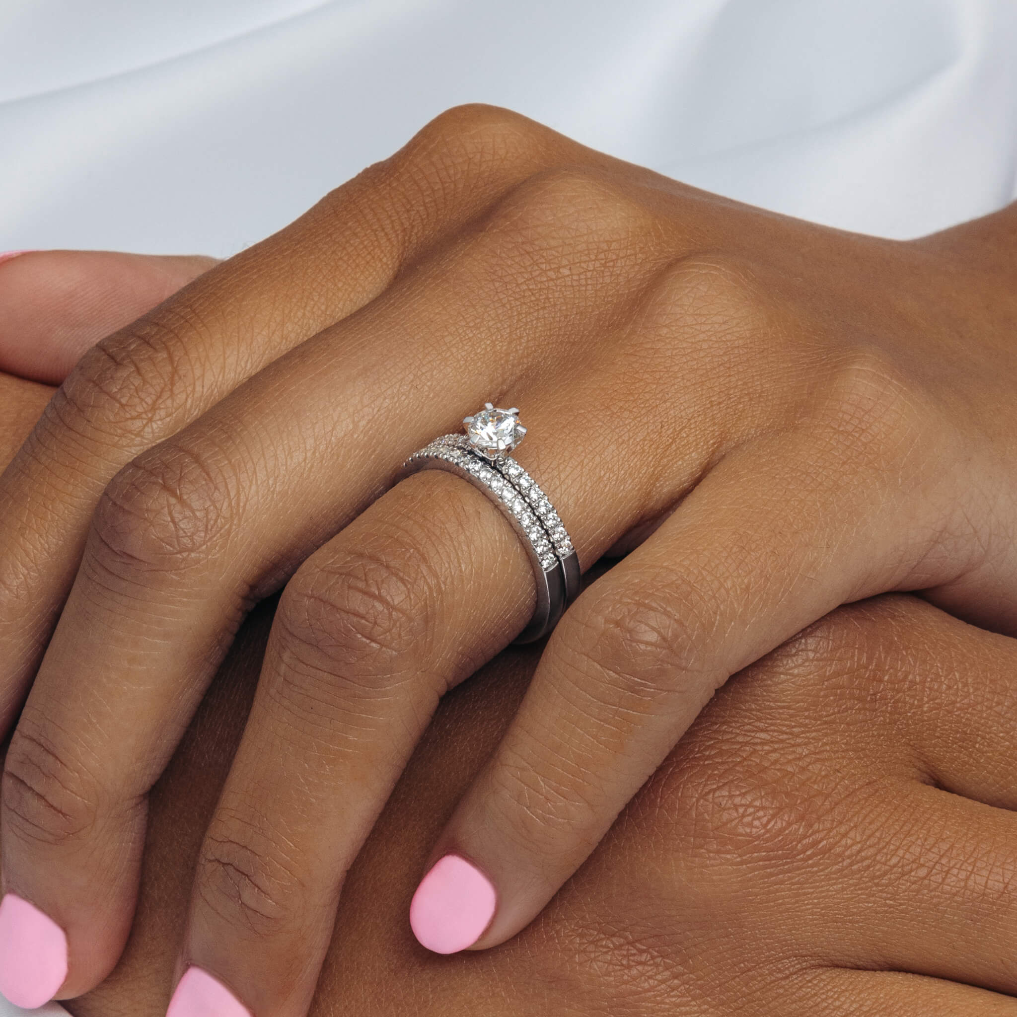 LOVE 02 - Smal sidostensring i platina - Dahlströms Guld