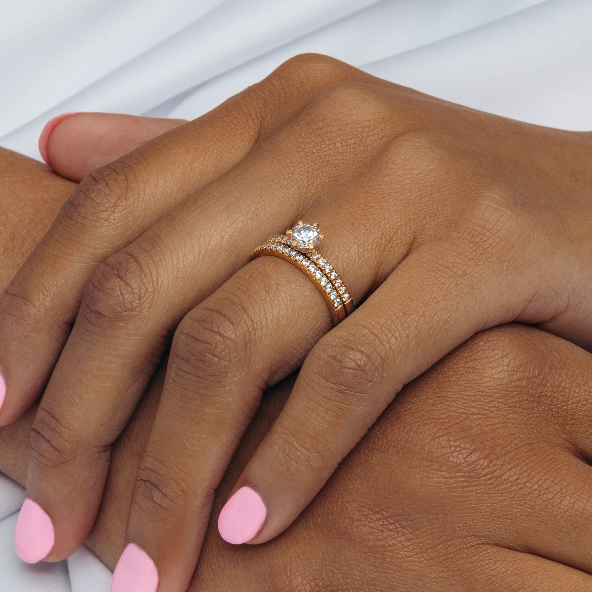 LOVE 02 - Smal sidostensring i rödguld - Dahlströms Guld