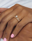 LOVE 02 - Smal sidostensring i rödguld - Dahlströms Guld