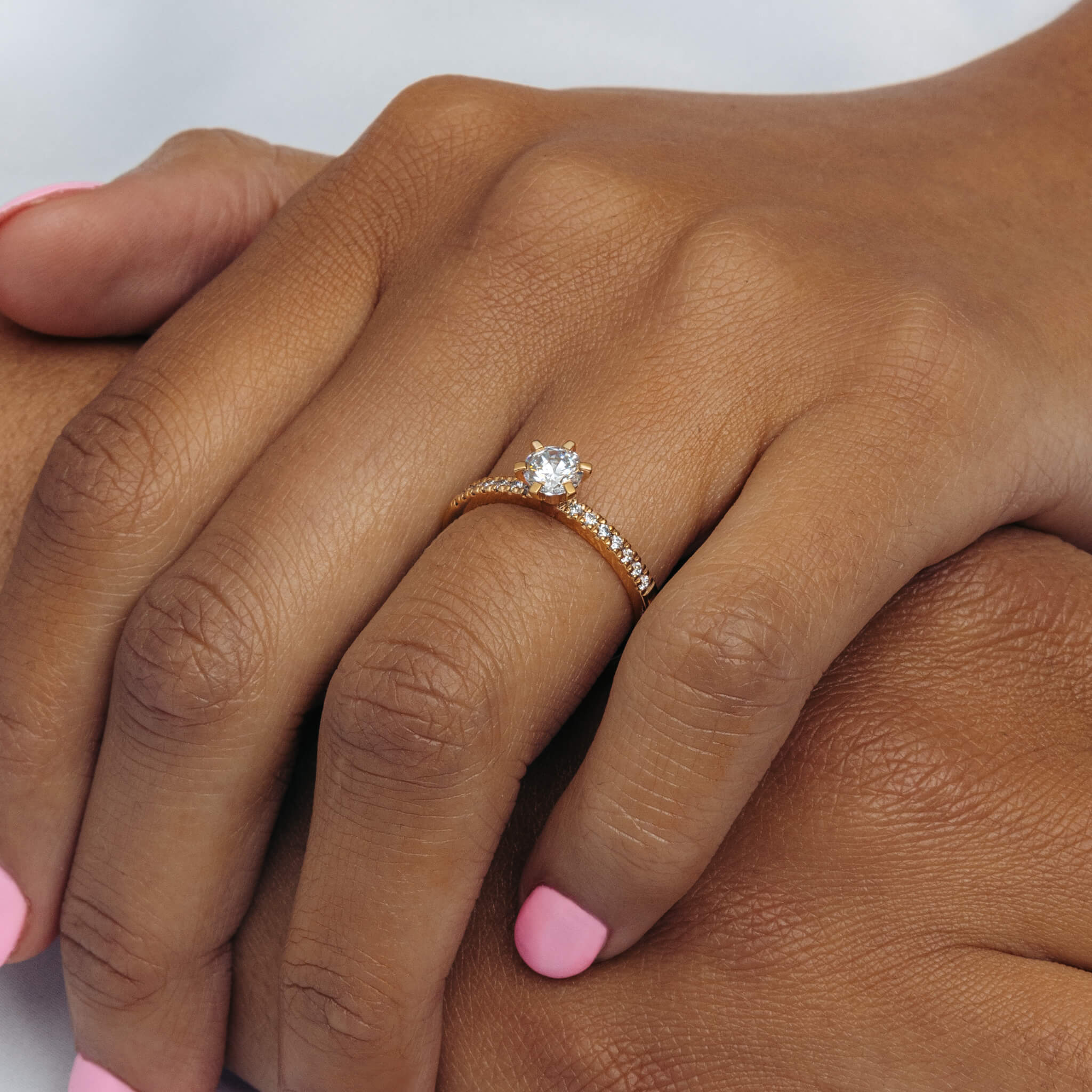 LOVE 02 - Smal sidostensring i rödguld - Dahlströms Guld