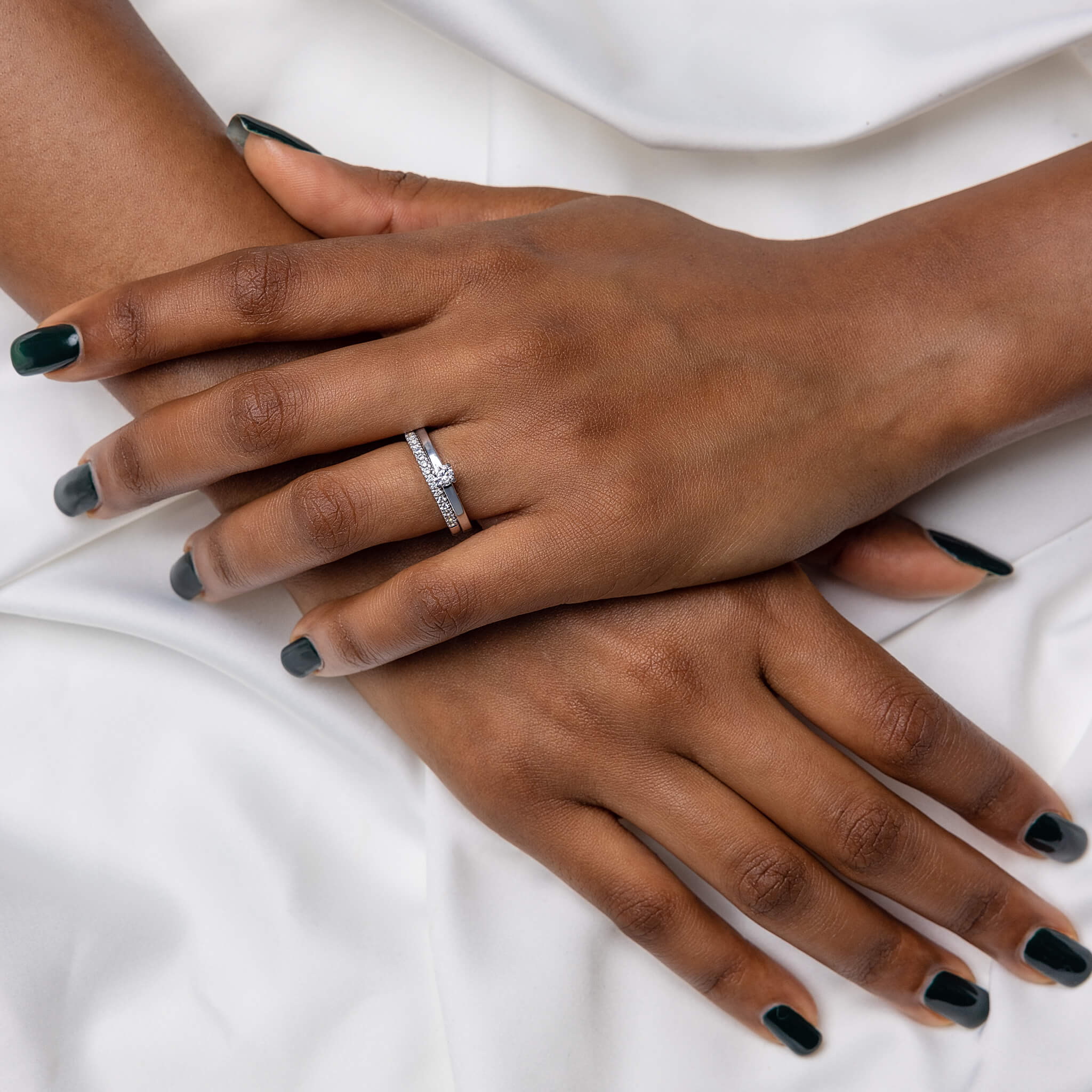 Love 13 - Smal hidden halo ring i vitguld - Dahlströms Guld