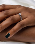 Love 14 - Smal hidden halo ring i vitguld - Dahlströms Guld